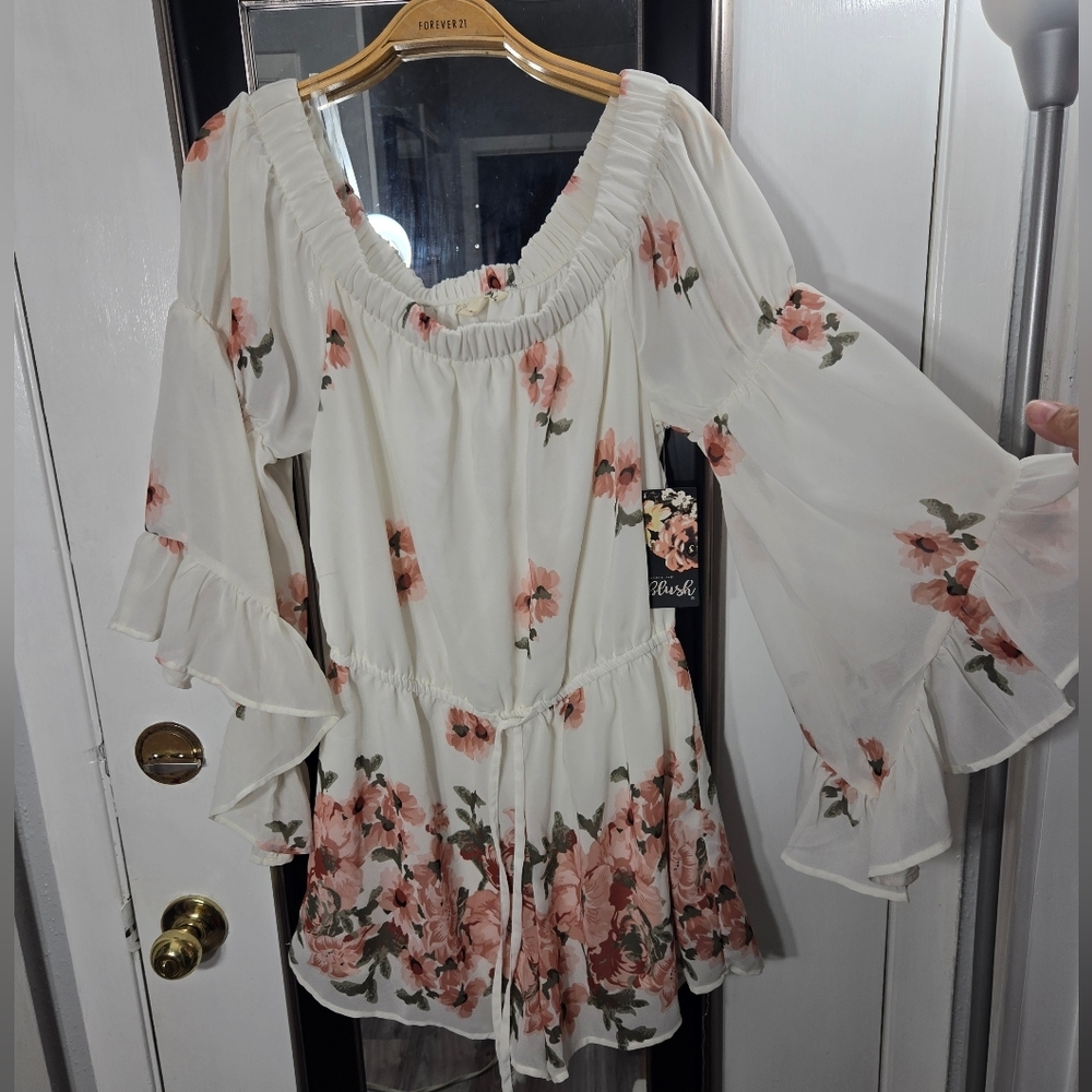 Blush Off Shoulder Floral Bell Sleeve Romper Sz Medium NWT - Picture 4 of 7